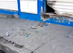 Un local que vende encebollados no pudo abrir regularmente porque sujetos colocaron explosivos en su puerta.