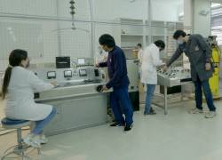Varios de los laboratorios de la EPN cuentan con certificaciones de calidad y prestan también servicios al medio externo.