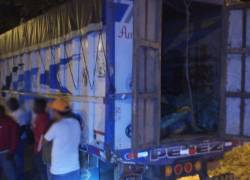 Medio centenar de personas agreden con palos y piedras a policías durante operativo contra la minería ilegal en Ibarra