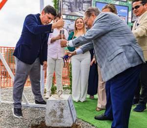 Representantes de Innovum colocan la primera piedra de nuevo centro comercial