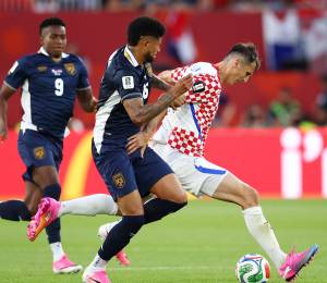 Andrés Andrade y Ante Budimir luchan por el balón durante el partido entre Panamá y Croacia.