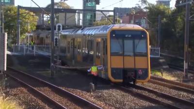Padre muere al saltar frente a un tren en movimiento para intentar salvar a sus hijas gemelas Padre muere al saltar frente a un tren en movimiento para intentar salvar a sus hijas gemelas