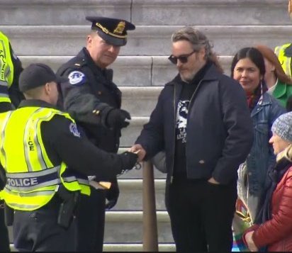 Arrestan a Joaquin Phoenix por protestar afuera del Congreso de EEUU