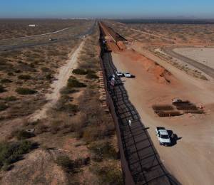 Vista aérea de una camioneta de la Patrulla Fronteriza de EE. UU. junto al muro en construcción en la frontera entre Estados Unidos y México, en Santa Teresa, Nuevo México (EE. UU.), vista desde Ciudad Juárez, estado de Chihuahua (México), el 14 de enero de 2026.