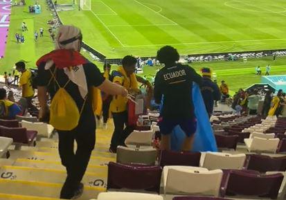 Aficionados ecuatorianos limpian gradas del estadio tras empate contra Países Bajos