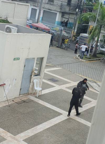 Fotografía que muestra un vehículo de Medicina Legal a las afueras del centro de salud El Recreo N.° 2, en Durán.