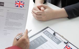 Persona presentando su curriculum vitae en una oferta laboral.