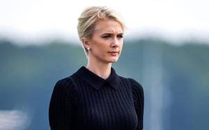 Natalie Harp observa el solemne traslado de los soldados estadounidenses caídos en el conflicto con Irán en la Base Aérea de Dover, Delaware.