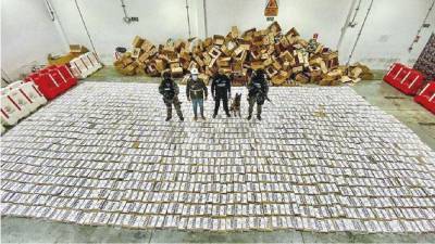 La facilidad para constituir compañías exprés para exportar frutas, especialmente banano, es uno de los atractivos para la actividad de grupos narcocriminales vinculados con seudos empresarios albaneses. La facilidad para constituir compañías exprés para exportar frutas, especialmente banano, es uno de los atractivos para la actividad de grupos narcocriminales vinculados con seudos empresarios albaneses.