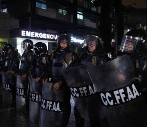 Fotografía que muestra a miembros de las Fuerzas Armadas formados en las imediaciones de la clínica.
