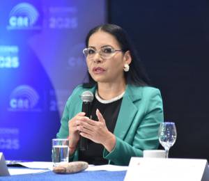Fotografía referencial de Diana Atamaint, quien dejó la presidencia del CNE este jueves.