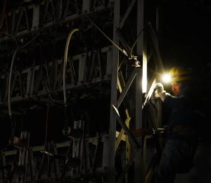 Fotografía referencial que muestra a un técnico arreglando una estación de abastecimiento eléctrico.