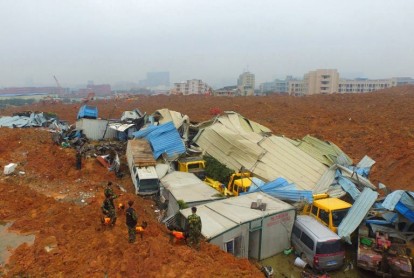 Trabajo de rescatistas por encontrar sobrevivientes tras deslave de tierra en China