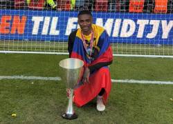 Denil Castillo junto al trofeo de la Copa de Dinamarca.