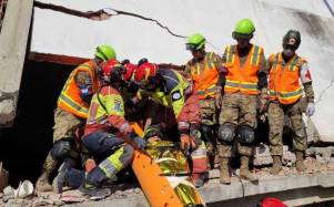 El equipo USAR ECU - 01 del Cuerpo de Bomberos de Quito participó en el rescate.