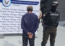 El acusado fue presentado ante la prensa en Quito.