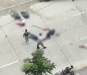 Captura de video que muestra a cuatro de los afectados por el ataque, entre ellos las tres víctimas mortales.