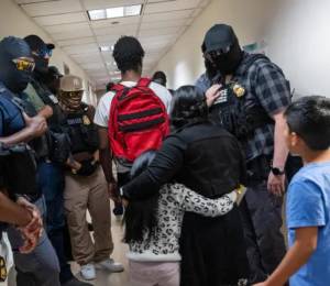 Fotografía que muestra a agentes del Servicio de Control de Inmigración y Aduanas (ICE).