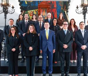 El presidente de Ecuador, Daniel Noboa (C), posa junto a su gabinete ministerial.
