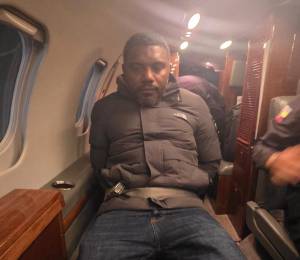 Fotografía que muestra al cabecilla criminal abordando un avión.