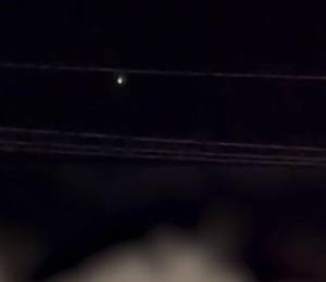 Captura de video grabado por un agente de las fuerzas del orden locales en Colorado en octubre del 2023. Describió el fenómeno como silencioso y caracterizado por luces intermitentes rojas, azules y verdes.