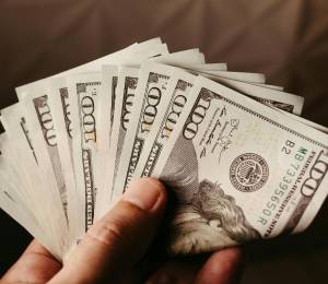Fotografía referencial de un hombre sosteniendo dinero.