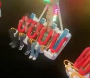 Captura de video que muestra la atracción involucrada en movimiento.