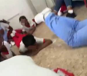 Captura de video que muestra a maestras resguardando a sus alumnos durante la balacera.