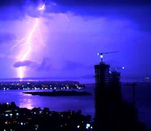 Fotografía que muestra una tormenta eléctrica del el Cerro del Carmen, en Guayaquil.