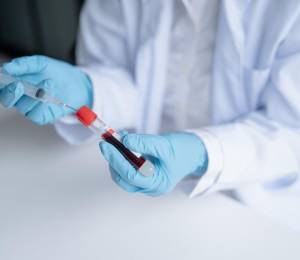 Fotografía referencial de un médico investigador.