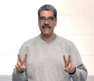 Fotografía que muestra a Maduro sonriente con vestimenta gris. Si bien fue publicada este domingo, su registro data del 25 de junio de este año.