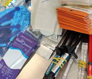 Fotografía que muestra varios de los implementos médicos que pretendían ingresar ilegalmente al país.