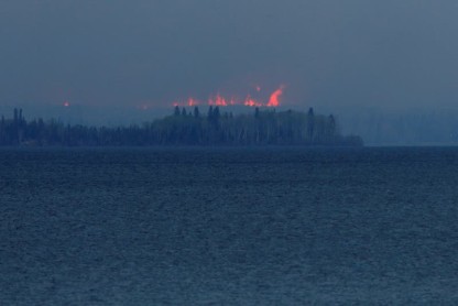 Amplían orden de evacuación por incendio forestal en Canadá