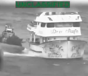 Captura de video que muestra el abordaje de uniformados estadounidenses a la embarcación ecuatoriana.