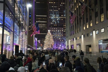 El icónico árbol de Navidad de Rockefeller ya deslumbra en Nueva York