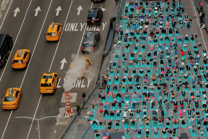 Masiva clase de Yoga en Times Square por el solsticio anual