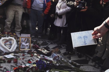Nueva York recuerda a John Lennon en el 35 aniversario de su asesinato