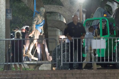 Protesta contra una estatua en el campus de la Universidad de Carolina del Norte