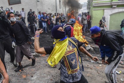 Sindicatos y estudiantes sitian el centro de Quito