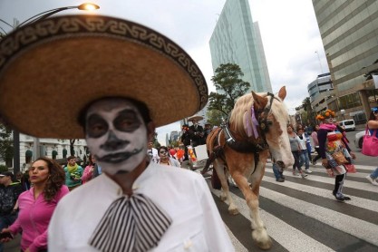 Catrinas desfilan en México previo al Día de Muertos