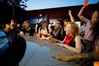 Protesta contra una estatua en el campus de la Universidad de Carolina del Norte