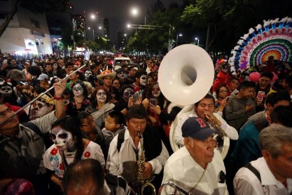 Catrinas desfilan en México previo al Día de Muertos