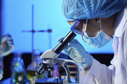 El análisis dio como resultado que el proceso térmico pudo reducir la cantidad del virus en la solución en 100 mil veces, lo cual bastaría para neutralizarlo. Foto: Freepik.