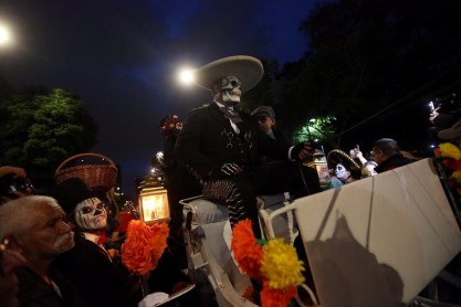 Catrinas desfilan en México previo al Día de Muertos