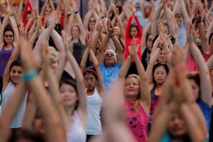 Masiva clase de Yoga en Times Square por el solsticio anual