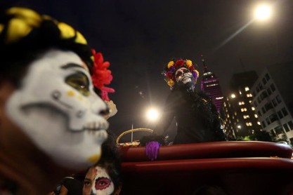 Catrinas desfilan en México previo al Día de Muertos