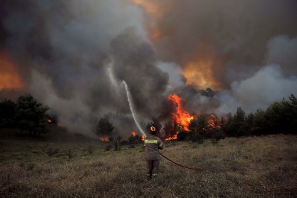 Bomberos intentan apagar incendios forestales en Grecia