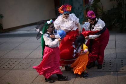 Catrinas desfilan en México previo al Día de Muertos