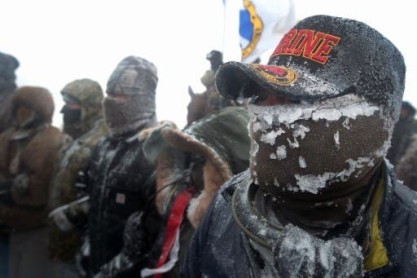 Tribus de nativos americanos y veteranos militares protestan contra el oleoducto de Dakota del norte