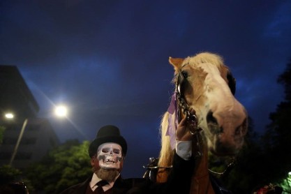 Catrinas desfilan en México previo al Día de Muertos